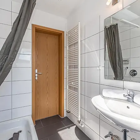 アパルトマンタウス グーヴェルヌール マックス アパート *